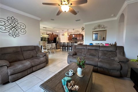House in Cape Coral, Florida 4 bedrooms, 169.83 sq.m. № 2137220 - photo 18