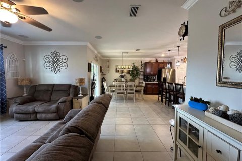 House in Cape Coral, Florida 4 bedrooms, 169.83 sq.m. № 2137220 - photo 15