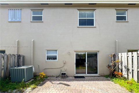 Townhouse in Cutler Bay, Florida 3 bedrooms, 135.92 sq.m. № 1874850 - photo 13