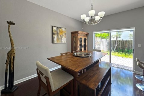 Townhouse in Cutler Bay, Florida 3 bedrooms, 135.92 sq.m. № 1874850 - photo 4