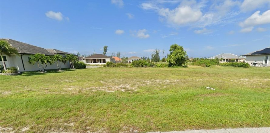 Land in Cape Coral, Florida № 952964