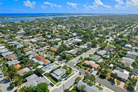 House in Lake Worth, Florida 2 bedrooms, 96.9 sq.m. № 815305 - photo 1