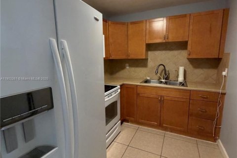 Condominio en venta en Hialeah, Florida, 2 dormitorios, 86.4 m2 № 1954584 - foto 5