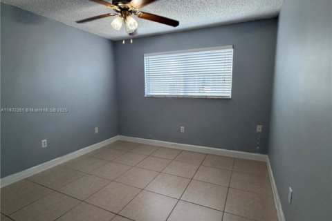 Condominio en venta en Hialeah, Florida, 2 dormitorios, 86.4 m2 № 1954584 - foto 7