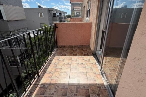 Condominio en venta en Hialeah, Florida, 2 dormitorios, 86.4 m2 № 1954584 - foto 1