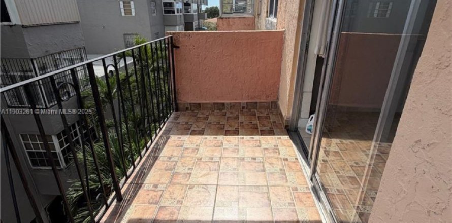Condominio en Hialeah, Florida, 2 dormitorios  № 1954584