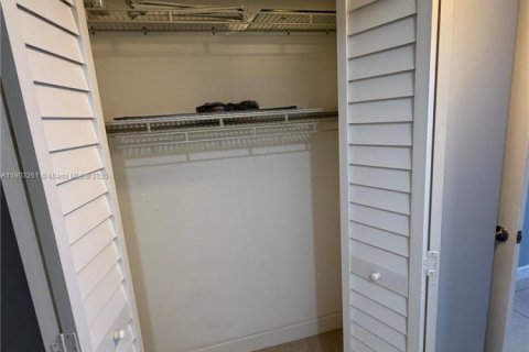 Condominio en venta en Hialeah, Florida, 2 dormitorios, 86.4 m2 № 1954584 - foto 9