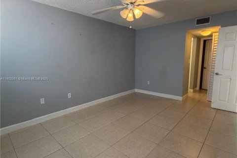 Condominio en venta en Hialeah, Florida, 2 dormitorios, 86.4 m2 № 1954584 - foto 11