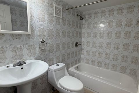 Condominio en venta en Hialeah, Florida, 2 dormitorios, 86.4 m2 № 1954584 - foto 8