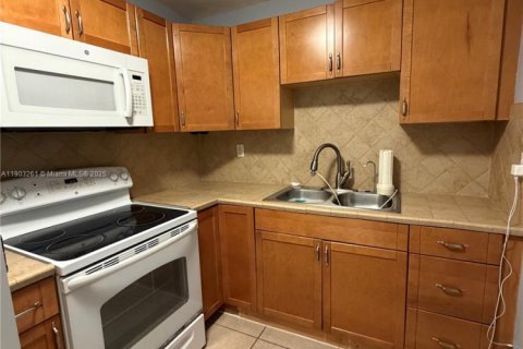 Condominio en venta en Hialeah, Florida, 2 dormitorios, 86.4 m2 № 1954584 - foto 4