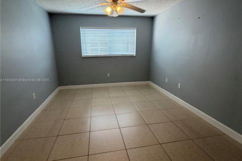 Condominio en venta en Hialeah, Florida, 2 dormitorios, 86.4 m2 № 1954584 - foto 10