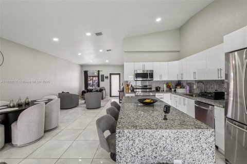 House in Hialeah, Florida 3 bedrooms, 147.9 sq.m. № 1809419 - photo 17