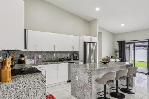 House in Hialeah, Florida 3 bedrooms, 147.9 sq.m. № 1809419 - photo 14
