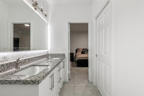 House in Hialeah, Florida 3 bedrooms, 147.9 sq.m. № 1809419 - photo 25