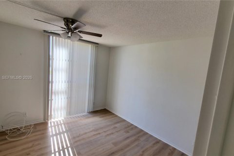 Copropriété à louer à Hallandale Beach, Floride: 2 chambres, 94.76 m2 № 2153905 - photo 9