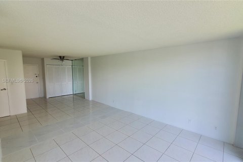 Copropriété à louer à Hallandale Beach, Floride: 2 chambres, 94.76 m2 № 2153905 - photo 8