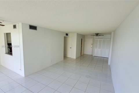 Copropriété à louer à Hallandale Beach, Floride: 2 chambres, 94.76 m2 № 2153905 - photo 13