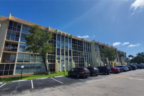 Copropriété à louer à Hallandale Beach, Floride: 2 chambres, 94.76 m2 № 2153905 - photo 3