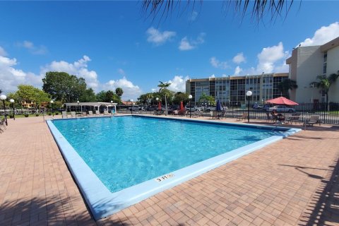 Copropriété à louer à Hallandale Beach, Floride: 2 chambres, 94.76 m2 № 2153905 - photo 2