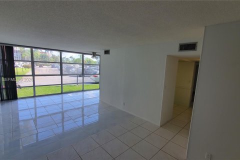 Copropriété à louer à Hallandale Beach, Floride: 2 chambres, 94.76 m2 № 2153905 - photo 4