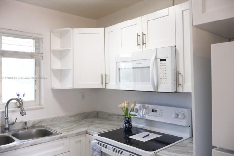 Propiedad comercial en venta en Pompano Beach, Florida, 253.72 m2 № 1863307 - foto 18