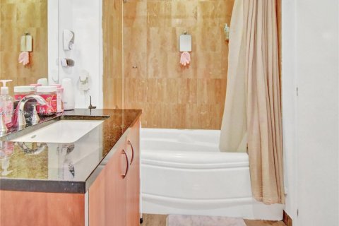 Купить кондоминиум в Майами, Флорида 1 спальня, 68.1м2, № 2025164 - фото 16