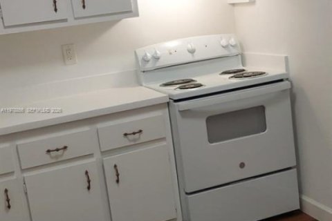 Condo in Miami, Florida, 1 bedroom  № 2043983 - photo 12