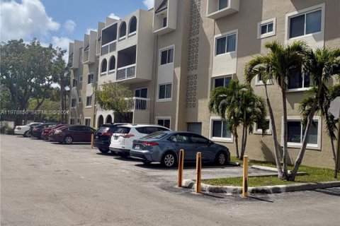 Condo in Miami, Florida, 1 bedroom  № 2043983 - photo 11