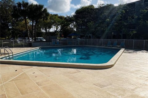 Condo in Miami, Florida, 1 bedroom  № 2043983 - photo 6