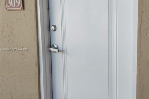 Condo in Miami, Florida, 1 bedroom  № 2043983 - photo 14