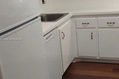 Condo in Miami, Florida, 1 bedroom  № 2043983 - photo 13