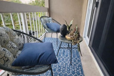 Condo in Miami, Florida, 1 bedroom  № 2043983 - photo 3