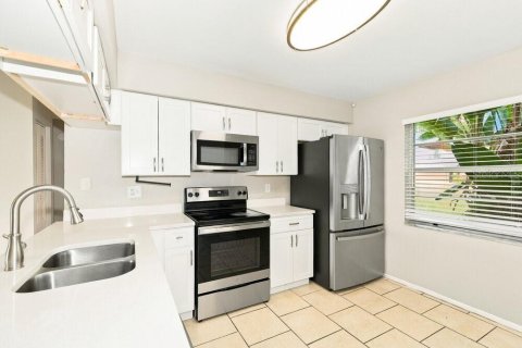 House in Tampa, Florida 3 bedrooms, 119.75 sq.m. № 2383340 - photo 9