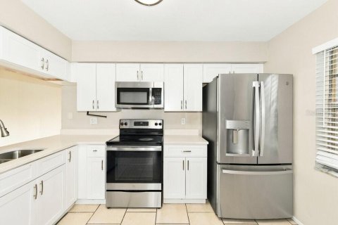 House in Tampa, Florida 3 bedrooms, 119.75 sq.m. № 2383340 - photo 8