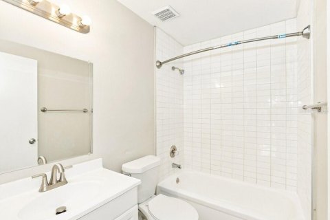 House in Tampa, Florida 3 bedrooms, 119.75 sq.m. № 2383340 - photo 15
