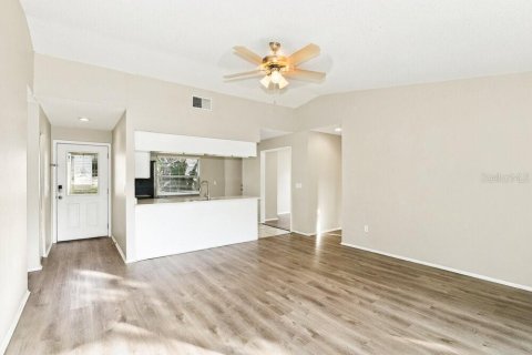 House in Tampa, Florida 3 bedrooms, 119.75 sq.m. № 2383340 - photo 4
