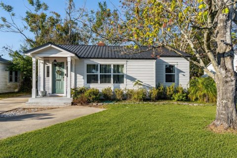 House in Winter Park, Florida 3 bedrooms, 107.21 sq.m. № 2277148
