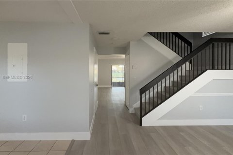 Снять в аренду таунхаус в Санрайз, Флорида 3 спальни, 174.28м2, № 2033585 - фото 2