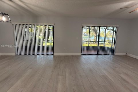 Снять в аренду таунхаус в Санрайз, Флорида 3 спальни, 174.28м2, № 2033585 - фото 3