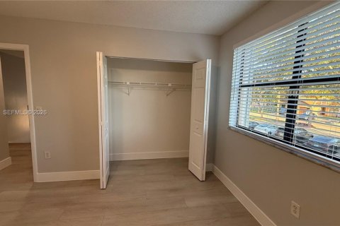 Снять в аренду таунхаус в Санрайз, Флорида 3 спальни, 174.28м2, № 2033585 - фото 12