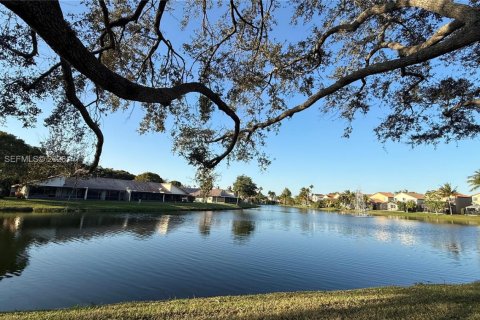 Снять в аренду таунхаус в Санрайз, Флорида 3 спальни, 174.28м2, № 2033585 - фото 20