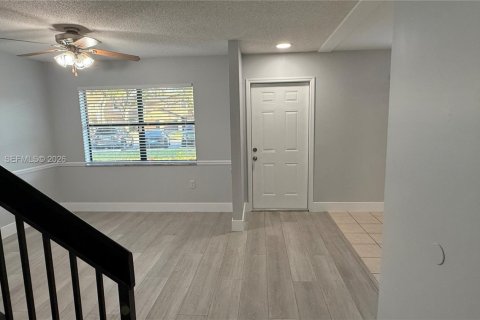 Снять в аренду таунхаус в Санрайз, Флорида 3 спальни, 174.28м2, № 2033585 - фото 7