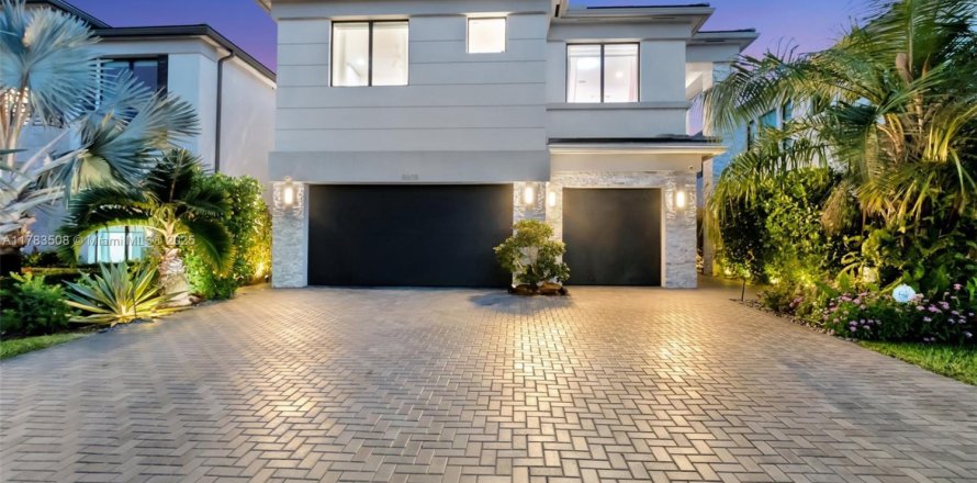 House in Boca Raton, Florida 5 bedrooms, 339 sq.m. № 1727168