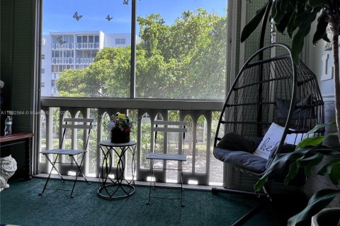 Apartment in Hallandale Beach, Florida 1 bedroom, 67.82 sq.m. № 1881789 - photo 8