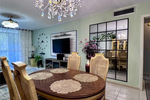 Apartment in Hallandale Beach, Florida 1 bedroom, 67.82 sq.m. № 1881789 - photo 4