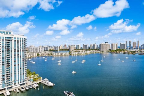 Condo in North Miami Beach, Florida, 2 bedrooms  № 2076693 - photo 2