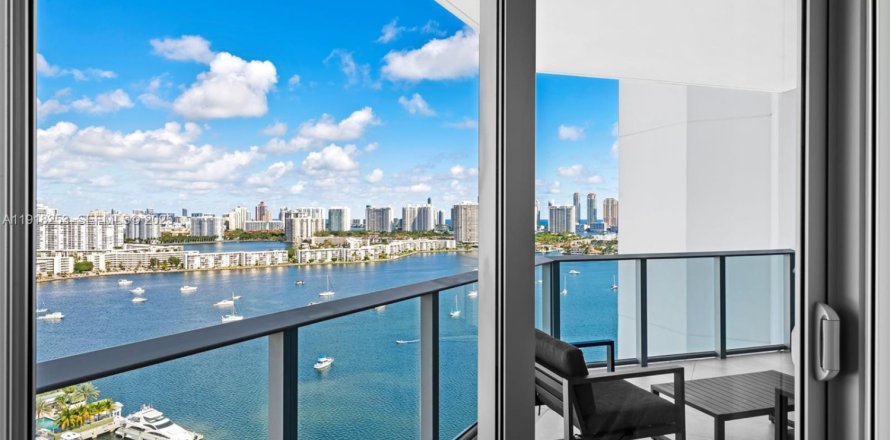 Condo in North Miami Beach, Florida, 2 bedrooms  № 2076693