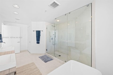 Condo in North Miami Beach, Florida, 2 bedrooms  № 2076693 - photo 14
