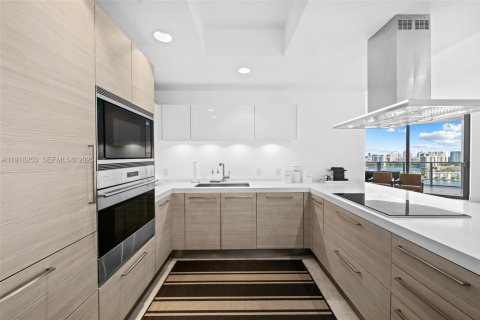 Condo in North Miami Beach, Florida, 2 bedrooms  № 2076693 - photo 8