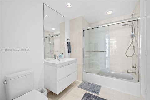 Condo in North Miami Beach, Florida, 2 bedrooms  № 2076693 - photo 19